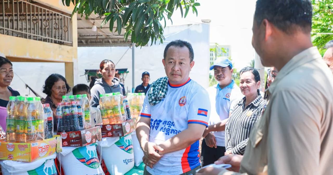 អភិបាលខេត្តកែប ឆ្លៀតពេលថ្ងៃសម្រាកចុងសប្តាហ៍ ចុះដល់ខ្នងផ្ទះសួរសុខទុក្ខ និងជួយគ្រួសារខ្វះខាត