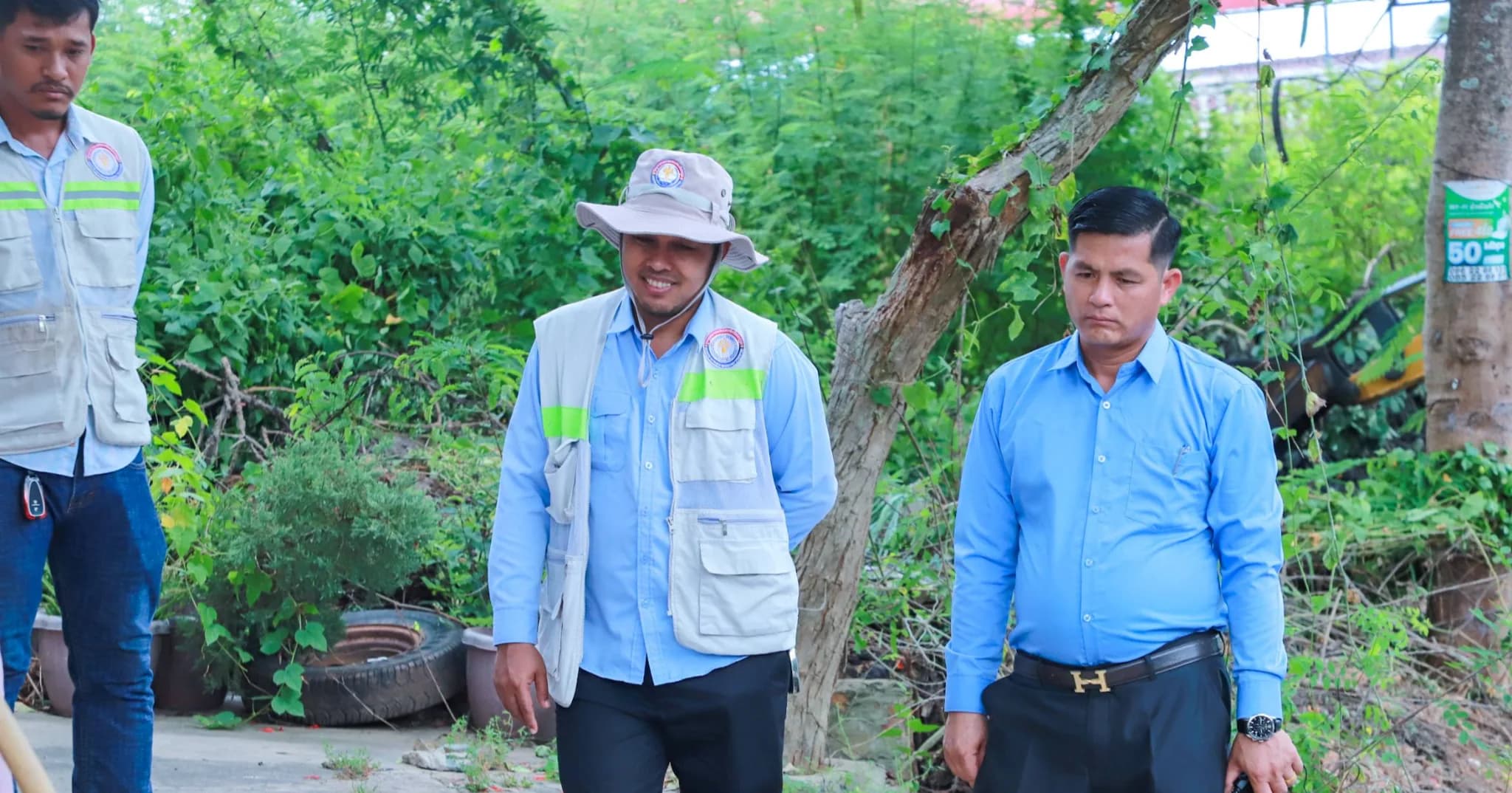 ខេត្តកែប៖ នៅរសៀលថ្ងៃទី២៩ ខែមិថុនា ឆ្នាំ២០២៦ លោក សាន ប៊ុនធឿន អភិបាលរងក្រុងកែប តំណាងលោក ឃន វុទ្ធី អភិបាលក្រុងកែប បានដឹកនាំក្រុមការងារគណៈបញ្ជាការឯកភាពក្រុងកែប ចុះពិនិត្យ សម្របសម្រួល និងរៀបចំសណ្តាប់ធ្នាប់ហេដ្ឋារចនាសម្ព័ន្ធនៅតំបន់ចំហៀងផ្សារដំណាក់ចង្អើរ