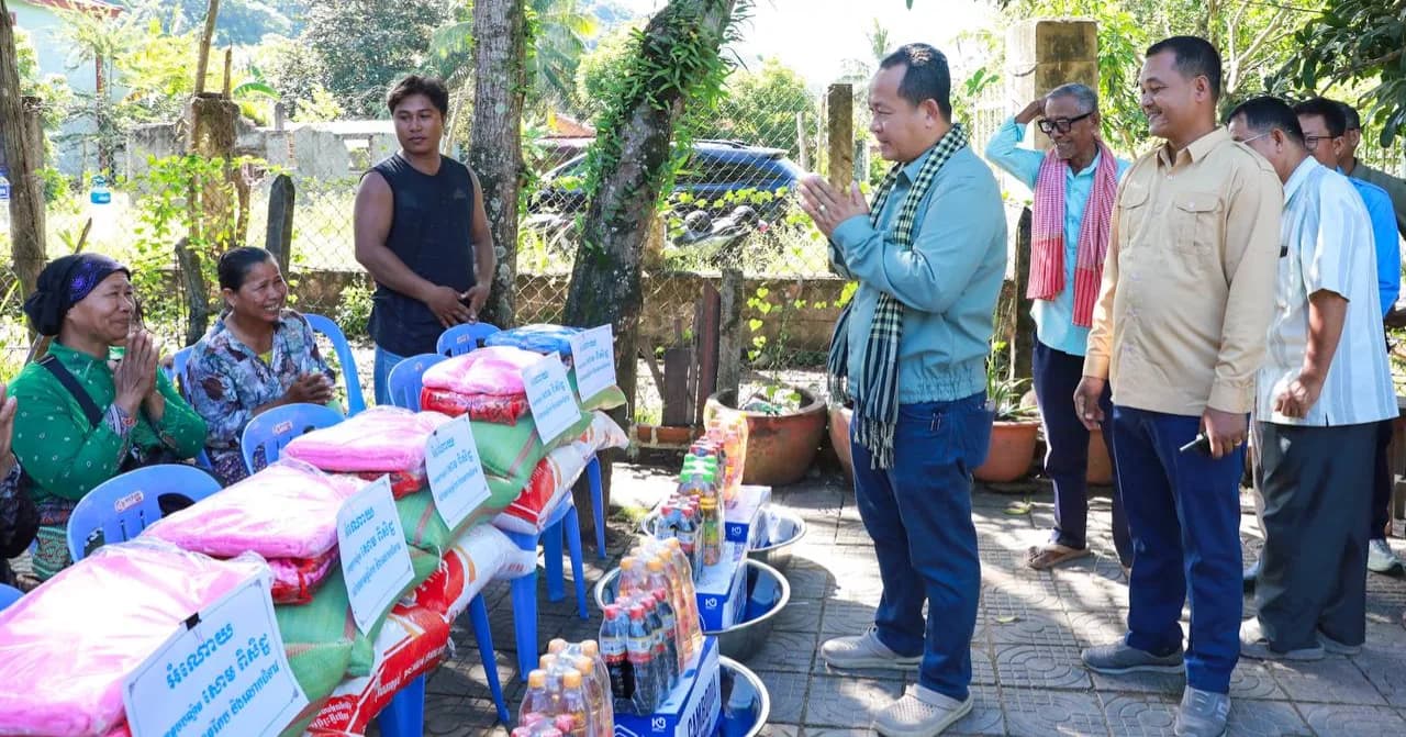 អភិបាលខេត្តកែប បន្តចុះសួរសុខទុក្ខ និងនាំយកអំណោយ ជូនដល់ប្រជាពលរដ្ឋជួបការលំបាក​ នៅក្នុងមូលដ្ឋាន