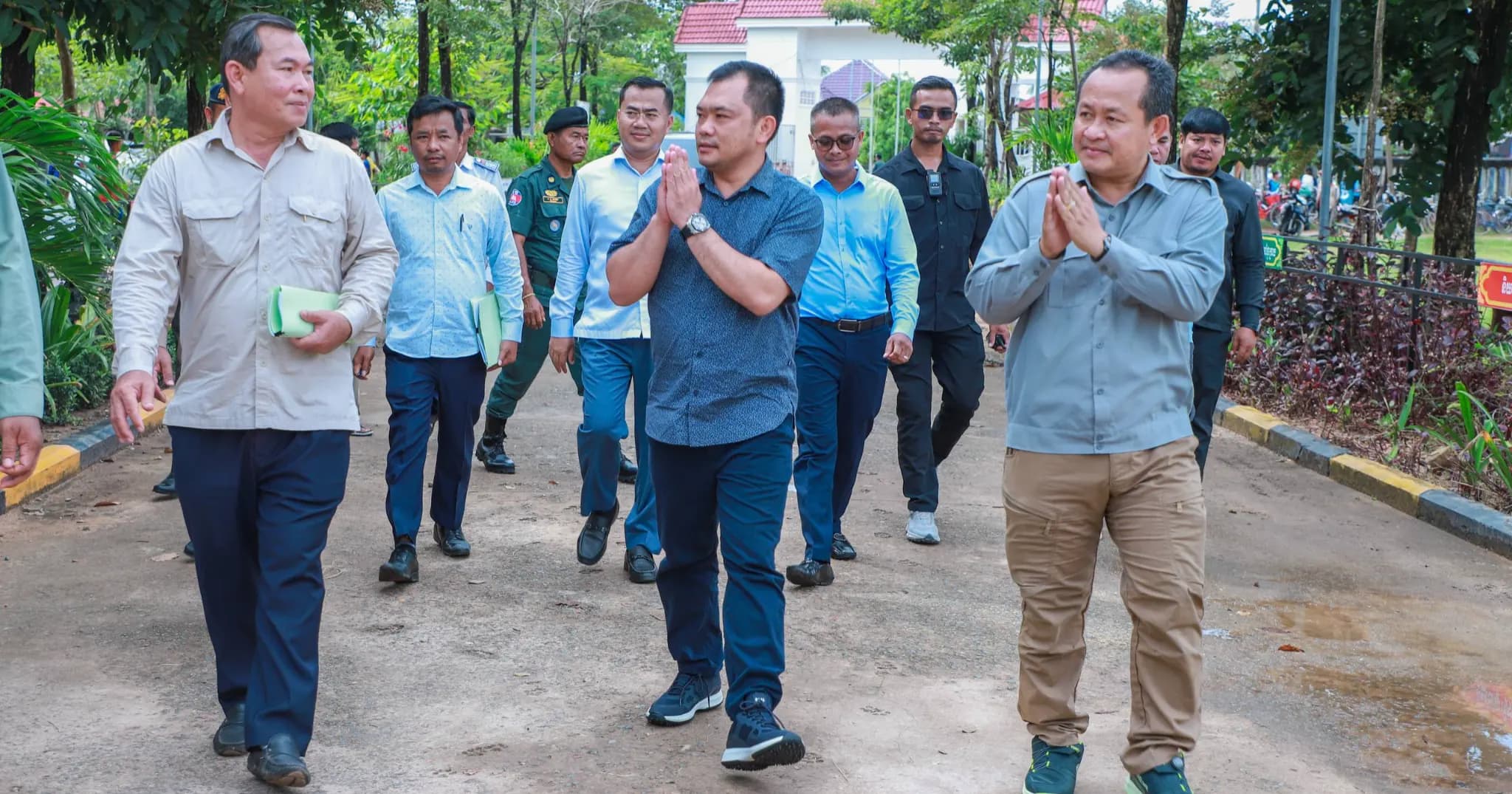 កែប៖ នាព្រឹកថ្ងៃសុក្រ ទី៣០ ខែតុលា ឆ្នាំ២០២៦ ឯកឧត្តមបណ្ឌិត សោម ពិសិដ្ឋ អភិបាលនៃគណៈអភិបាលខេត្តកែប រួមជាមួយឯកឧត្តមអ្នកឧកញ៉ា ម៉ម វណ្ឌី ប្រធានក្រុមការងារទទួលបន្ទុកជួសជុល និងសាងសង់ឡើងវិញអគារសិក្សា បានអញ្ជើញចុះពិនិត្យ និងសិក្សាលទ្ធភាពជួសជុល