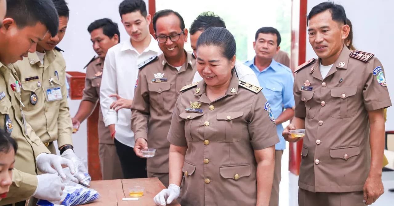 រសៀល ថ្ងៃពុធ ១១រោច ខែភទ្របទ ឆ្នាំមមី អដ្ឋស័ក ពុទ្ធសករាជ ២៥៧០ ត្រូវនឹងថ្ងៃទី៧ ខែតុលា ឆ្នាំ២០២៦  ខេត្តកែប៖ លោកស្រី គឹម ចន្នី អភិបាលរងនៃគណៈអភិបាលខេត្ត អញ្ជើញដឹកនាំមន្ត្រីរាជការ មន្ត្រីជាប់កិច្ចសន្យាសាលាខេត្តធ្វើតេស្តរហ័សរកសារធាតុញៀនតាមរយៈទឹកមូត្រ នៅសាលប្រជុំធំសេះស សាលាខេត្ត។