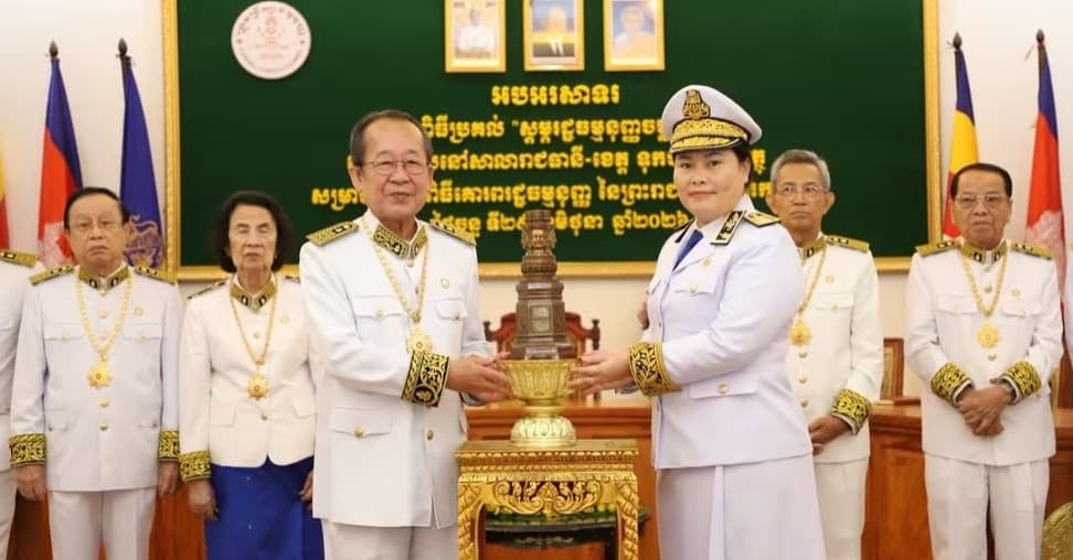 លោកជំទាវ ស្រ៊ុន ស្រីនាង អភិបាលរងខេត្តកណ្តាល បានអញ្ជើញចូលរួមក្នុងពិធីប្រគល់ និងទទួលស្តម្ភរដ្ឋធម្មនុញ្ញចម្លង នៅទីស្តីការក្រុមប្រឹក្សារដ្ឋធម្មនុញ្ញ