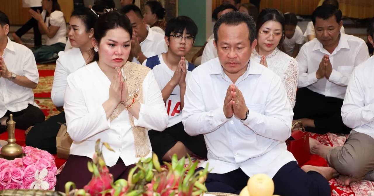 ខេត្តកែប÷ ឯកឧត្តមបណ្ឌិត សោម ពិសិដ្ឋ អភិបាល នៃគណៈអភិបាលខេត្តកែប និងលោកជំទាវ ស ម៉ាលីដា សោម ពិសិដ្ឋ អញ្ជើញដឹកនាំ មន្ត្រីរាជការ រួមជាមួយពុទ្ធបរិស័ទជិតឆ្ងាយ កាន់បិណ្ឌវេនទី១៤ នៅ វត្តវិបស្សនាធុរៈខេត្តកែប ហៅវត្តសមាធិ ស្ថិតក្នុងក្រុងកែប ខេត្តកែប។