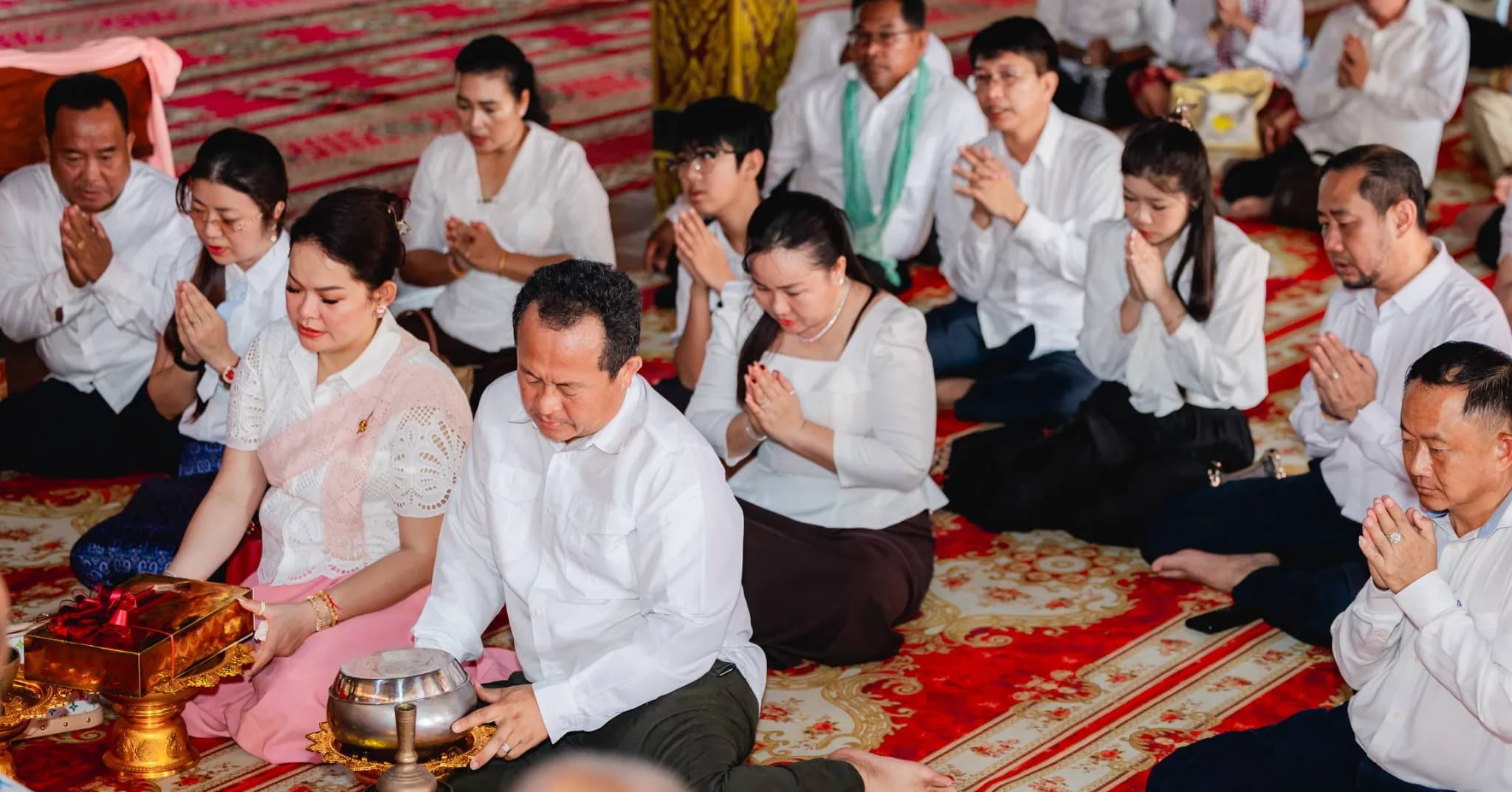 ឯកឧត្តមបណ្ឌិត សោម ពិសិដ្ឋ អភិបាល នៃគណៈអភិបាលខេត្តកែប និងលោកជំទាវ ស ម៉ាលីដា សោម ពិសិដ្ឋ អញ្ជើញដឹកនាំមន្ត្រីរាជការ  រួមជាមួយពុទ្ធបរិស័ទជិតឆ្ងាយ ចូលរួមពិធីបុណ្យភ្ជុំបិណ្ឌ ប្រពៃណីជាតិខ្មែរ