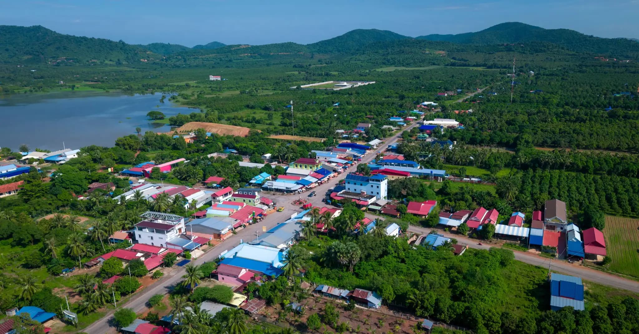 ទីប្រជុំជនភូមិចំការបី ឃុំពងទឹក ស្រុកដំណាក់ចង្អើរ ខេត្តកែប។  📸Mat Ousman-​ ម៉ាត់​ អ៊ូ​ស្មាន​  ​ មន្ទីរ​ព័ត៌មាន​ខេត្ត​កែប