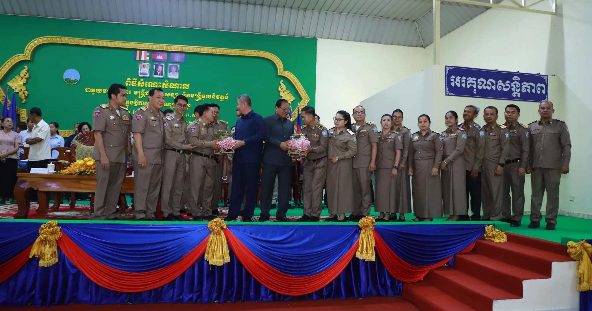 ថ្នាក់ដឹកនាំខេត្តកណ្តាល ជួបសំណេះសំណាលជាមួយមន្ត្រីរាជការ មន្ត្រីជាប់កិច្ចសន្យា និងមន្ត្រីចូលនិវត្តន៍ ក្នុងឱកាសពិធីបុណ្យភ្ជុំបិណ្ឌ ដោយជំរុញឱ្យមន្ត្រីគ្រប់រូបបន្តពង្រឹងប្រសិទ្ធភាពការងារ និងគុណភាពសេវាសាធារណៈជូនប្រជាពលរដ្ឋ