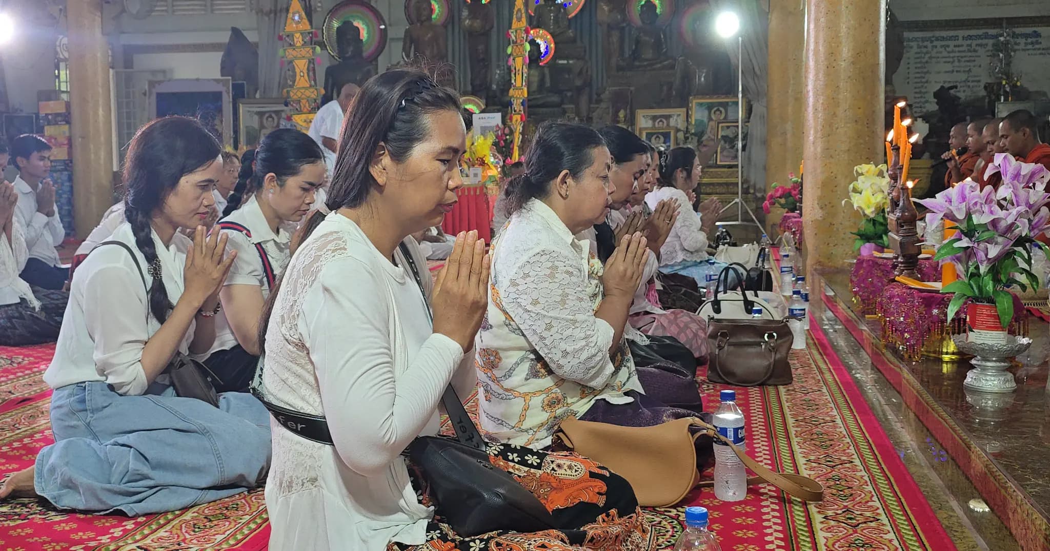 ពុទ្ធបរិស័ទ ជាអ្នកកាន់ព្រះពុទ្ធសាសនា តែងតែយកនូវទេយ្យទាន ប្រគេនព្រះសង្ឃគង់ចាំព្រះវស្សា នៅតាមទីអារាមនានា