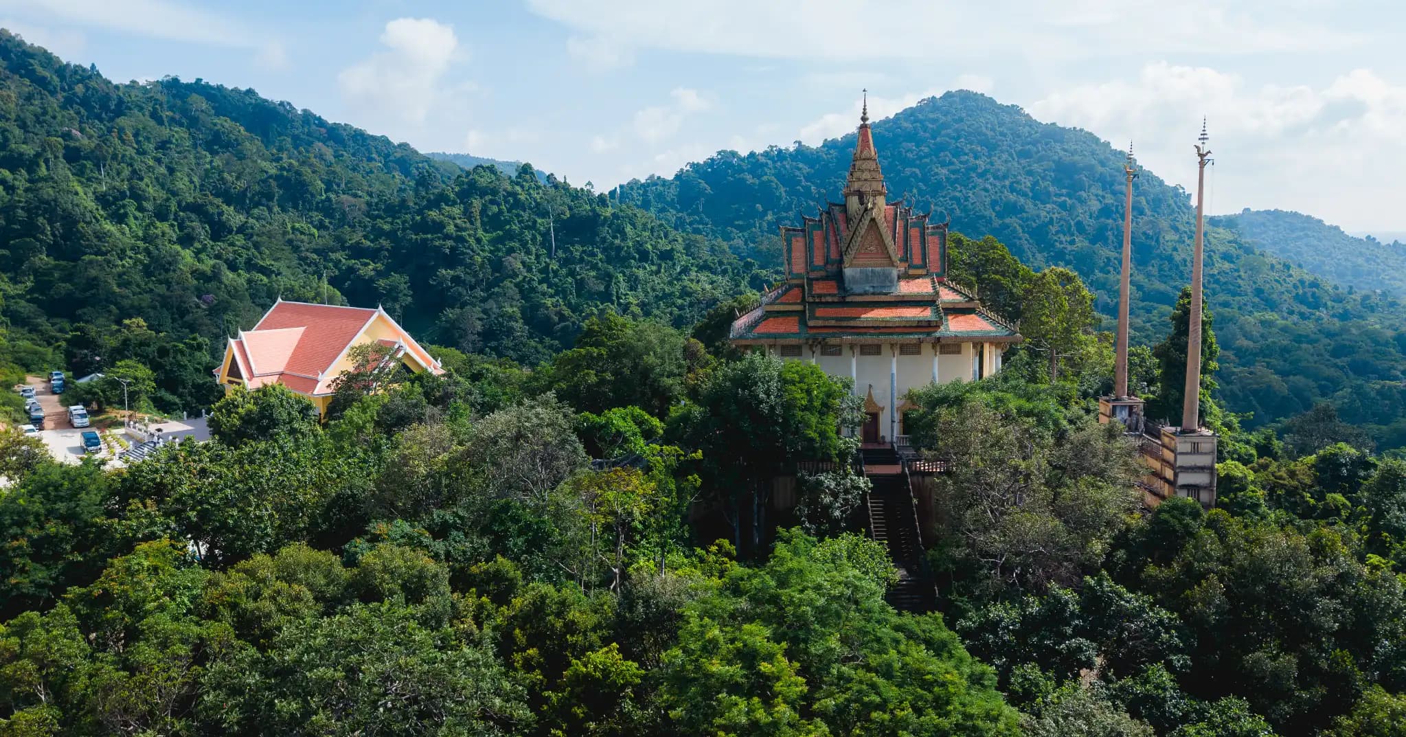 មជ្ឈមណ្ឌលវិបស្សនា (ហៅវត្តសម្មាធិ) ផ្សារភ្ជាប់​ជាមួយសម្រស់​ឧទ្យាន​ជាតិ​កែប​
