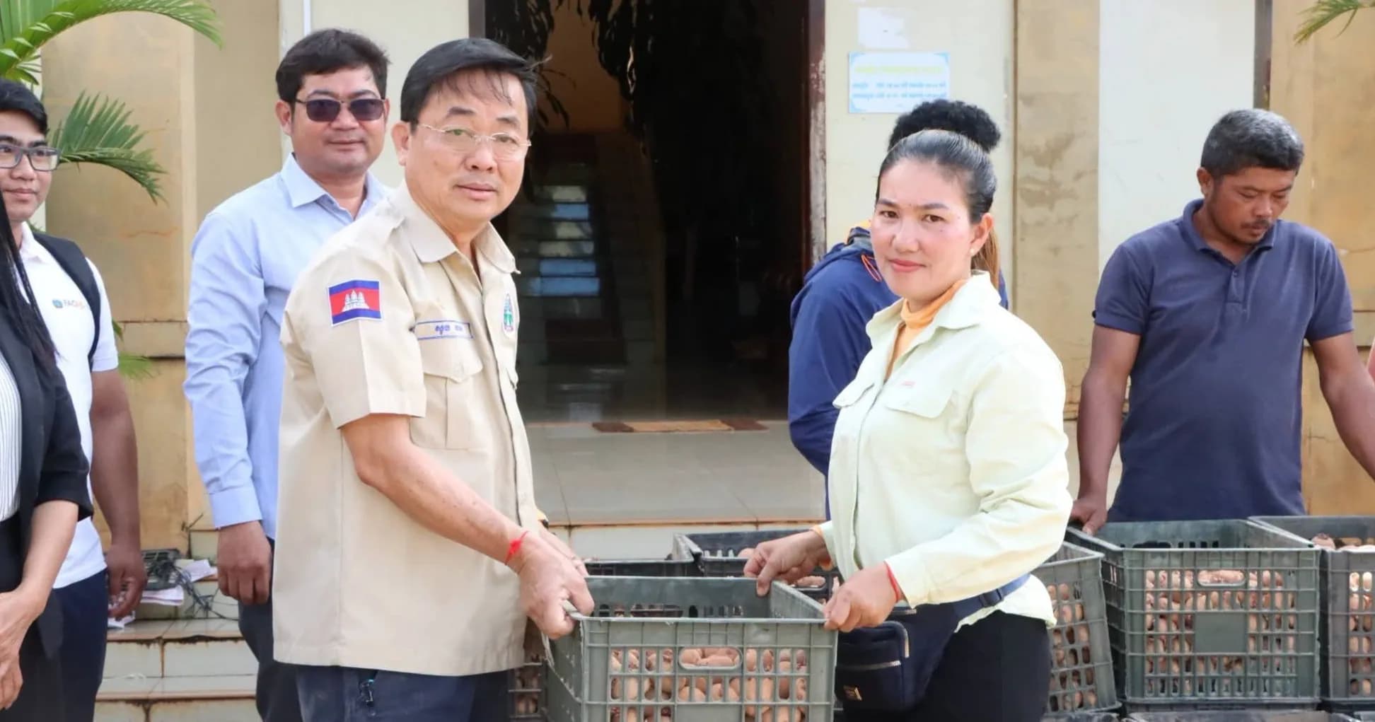 មន្ទីរកសិកម្មខេត្តមណ្ឌលគិរី ចែកពូជដំឡូងបារាំងជូនកសិករនៅក្រុងសែនមនោរម្យ ដើម្បីជំរុញការដាំដុះ និងបង្កើនប្រាក់ចំណូល