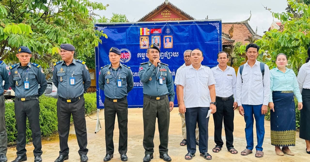 កងរាជអាវុធហត្ថខេត្តកំពង់ចាម បន្តចុះផ្សព្វផ្សាយអប់រំ ដល់សិស្សានុសិស្ស នៅវិទ្យាល័យ ស្រេងគីម ស្រុកព្រៃឈរ