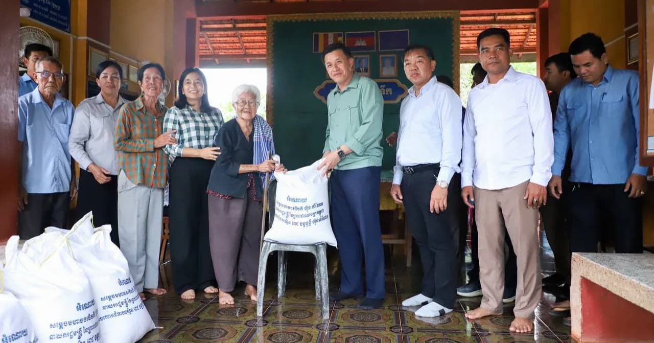 ឯកឧត្តម លាង មុនីរិទ្ធ ចុះសំណេះសំណាលជាមួយប្រជាពលរដ្ឋមានជីវភាពខ្វះខាតនៅខេត្តកែប