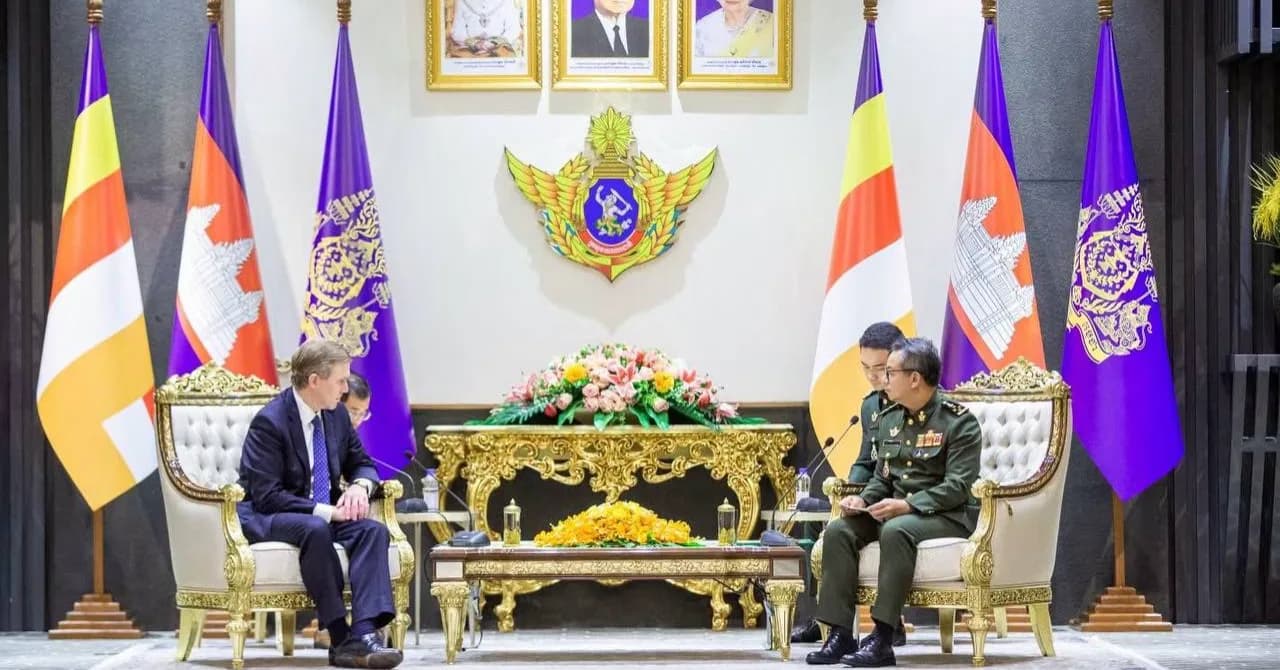 ឯកឧត្តម នាយឧត្តមសេនីយ៍ ទៀ សីហា ឧបនាយករដ្ឋមន្ត្រី រដ្ឋមន្ត្រីក្រសួងការពារជាតិ បានអនុញ្ញាតឱ្យ ឯកឧត្តម Elbridge A. Colby អនុរដ្ឋមន្ត្រីសង្គ្រាម ទទួលបន្ទុកគោលនយោបាយ នៃក្រសួងសង្គ្រាមសហរដ្ឋអាមេរិក ចូលជួបសម្តែងការគួរសម និងពិភាក្សាការងារ នាថ្ងៃទី១៤ ខែសីហា ឆ្នាំ២០២៦។