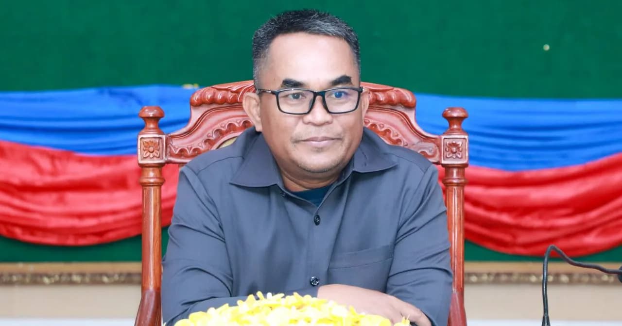 ខេត្តកែប៖ កិច្ចប្រជុំក្រុមការងារប្រមូលព័ត៌មាន និងដោះស្រាយផលប៉ះពាល់ទីតាំងដីរដ្ឋ ដែលមានវិវាទជាមួយប្រជាពលរដ្ឋ ចំនួន ១៦គ្រួសារ ក្រោមអធិបតីភាព លោក លី សាវេត អភិបាលរងនៃគណៈអភិបាលខេត្ត និងជាប្រធានក្រុមការងារ នៅសាលប្រជុំតូចសាលាខេត្ត ។