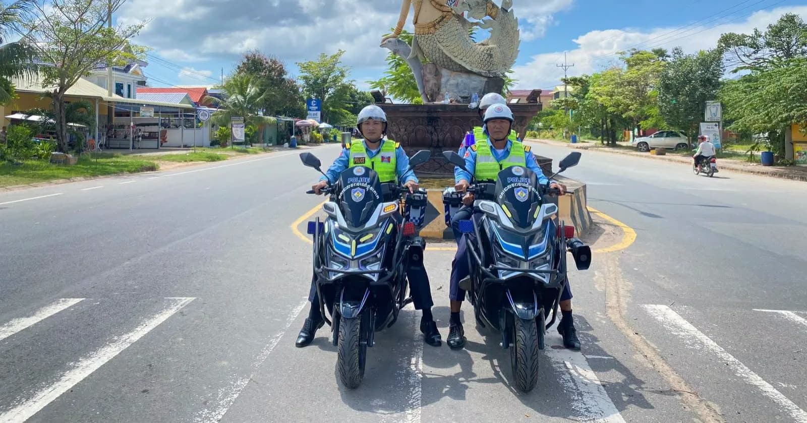 កម្លាំងនគរបាលចរាចរណ៍ចេញល្បាត តាមដងផ្លូវរក្សាសន្តិសុខ និងរៀបចំសណ្ដាប់ធ្នាប់ ជូនប្រជាពលរដ្ឋ និងភ្ញៀវទេសចរណ៍