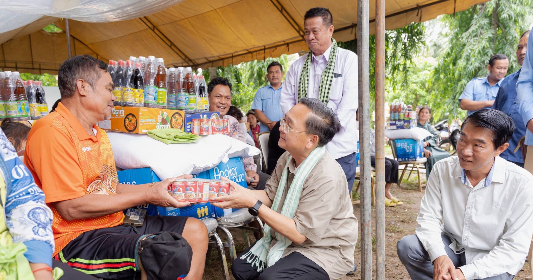 ឯកឧត្តម សុខ លូ នាំយកអំណោយរបស់សម្តេចបវរធិបតីផ្ដល់ជូនប្រជាពលរដ្ឋមានជីវភាពខ្វះខាតរងគ្រោះដោយជំនន់ទឹកភ្លៀងចំនួន៣៥០គ្រួសារនៅស្រុកសង្កែ