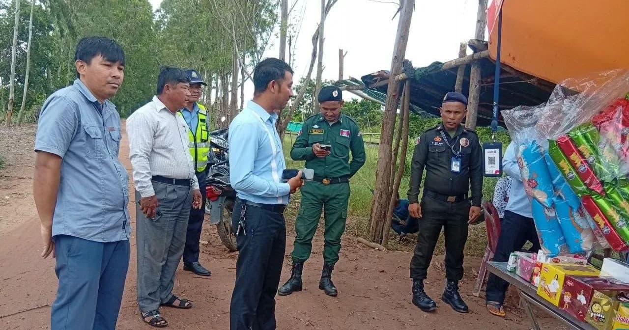 អាជ្ញាធរស្រុកដំណាក់ចង្អើរ ចុះរៀបចំសណ្តាប់ធ្នាប់ និងអប់រំណែនាំពលរដ្ឋជុំវិញការសង់រោងលក់ដូរលើដីចំណីផ្លូវ!