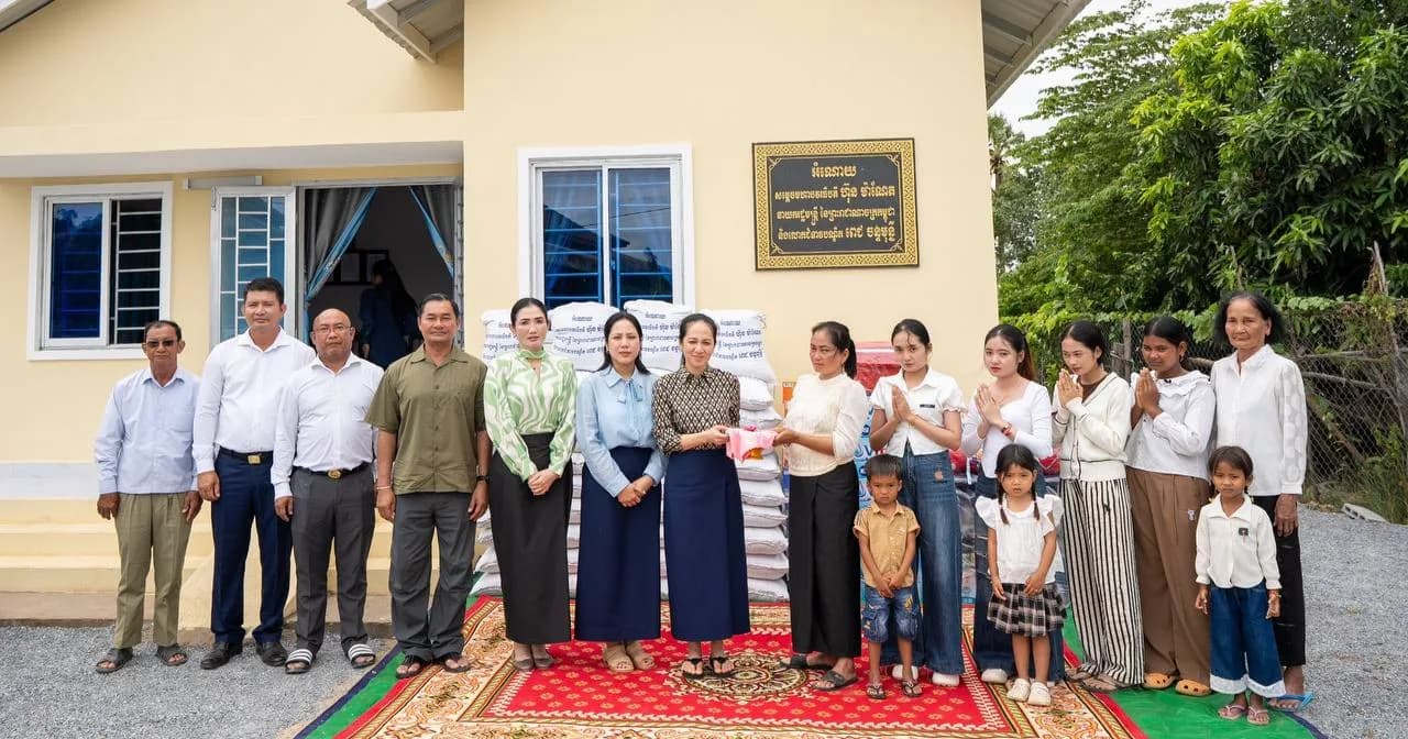 លោកជំទាវបណ្ឌិត ពេជ ចន្ទមុន្នី ហ៊ុនម៉ាណែត អញ្ជើញមកប្រគល់ផ្ទះថ្មី ចំនួន ៦ខ្នង ដែលជាអំណោយដ៏ថ្លៃថ្លារបស់ សម្តេចធិបតី និងលោកជំទាវបណ្ឌិតផ្ទាល់ ជូនដល់ក្រុមគ្រួសាររបស់វីរកងទ័ពពលី រស់នៅក្នុងខេត្តកំពង់ស្ពឺ ។