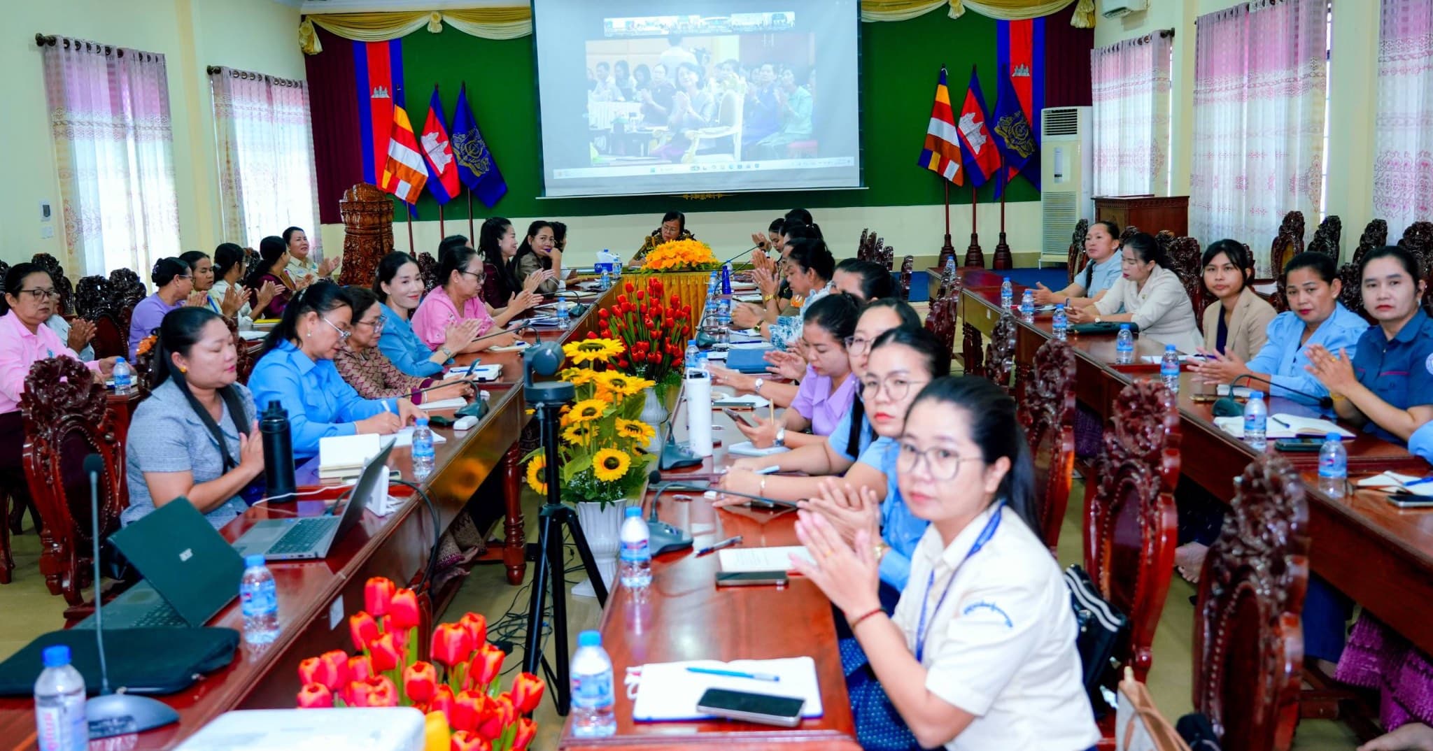 គណៈកម្មាធិការពិគ្រោះយោបល់កិច្ចការស្ត្រីនិងកុមារខេត្តកំពង់ចាម ចូលរួមពិធីដាក់ឱ្យអនុវត្តជាផ្លូវការ កម្មវិធីភាពជាអ្នកដឹកនាំរបស់ក្មេងស្រី
