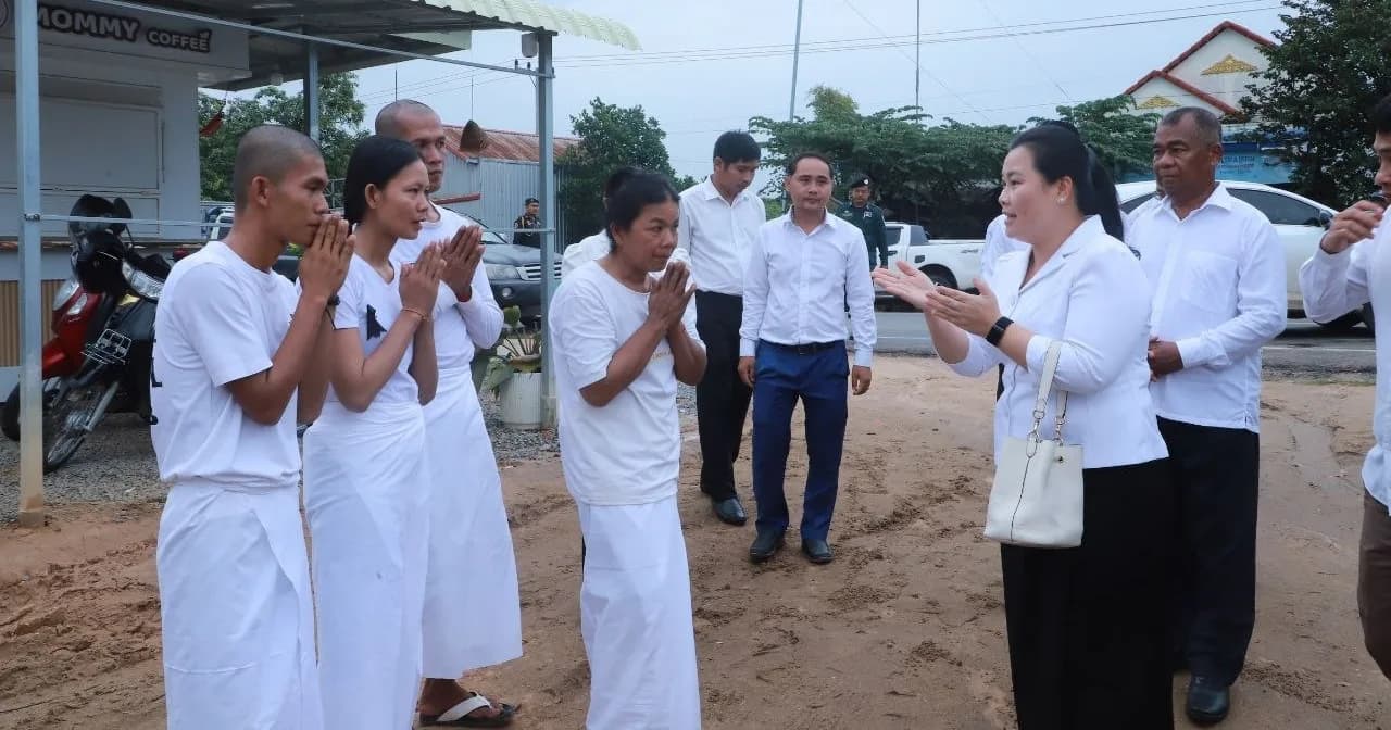 ប្រតិភូខេត្តកណ្ដាល ចូលរួមរំលែកទុក្ខជាមួយក្រុមគ្រួសារសពលោកឧត្តមសេនីយ៍ត្រី ម៉ៃ ឡាក់ នាយប៉ុស្តិ៍នគរបាលការពារព្រំដែនគោក