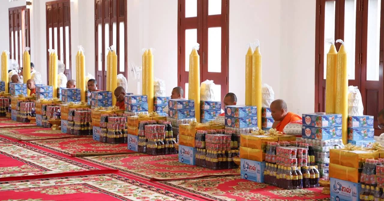 ឯកឧត្តមកិត្តិសេដ្ឋាបណ្ឌិត ចម ប្រសិទ្ធ អញ្ជើញជាអធិបតីក្នុងពិធីប្រគេនទេយ្យវត្ថុ និងទៀនព្រះវស្សា ដល់ព្រះសង្ឃគង់ចាំព្រះវស្សាគ្រប់វត្ត​ ទូទាំងខេត្តកែប