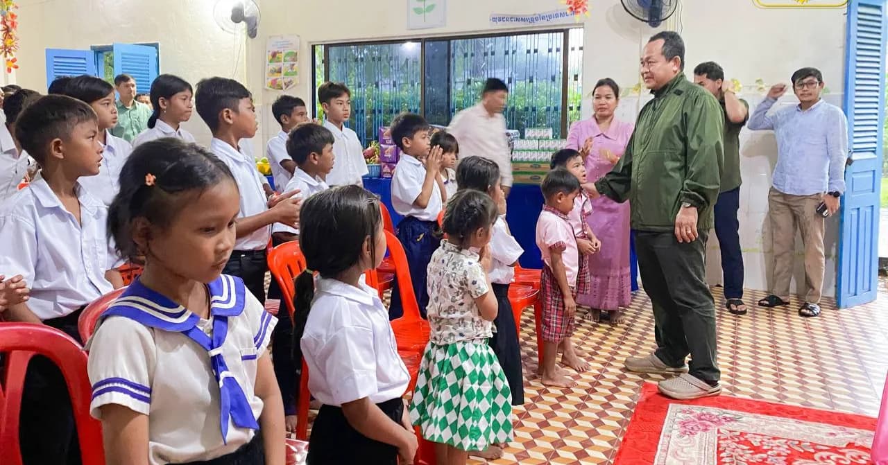 រសៀល ថ្ងៃអង្គារ ៥កើត ខែស្រាពណ៍ ឆ្នាំមមី អដ្ឋស័ក ពុទ្ធសករាជ ២៥៧០ ត្រូវនឹងថ្ងៃទី១៨ ខែសីហា ឆ្នាំ២០២៦  ខេត្តកែប÷ ឯកឧត្ដមបណ្ឌិត សោម ពិសិដ្ឋ អភិបាលនៃគណៈអភិបាលខេត្តកែប អញ្ជេីញសំណេះសំណាលសួរសុខទុក្ខ និងរៀបចំអាហារសាមគ្គីជូនកូនៗបុរីកុមារកំព្រាខេត្តកែប ៕