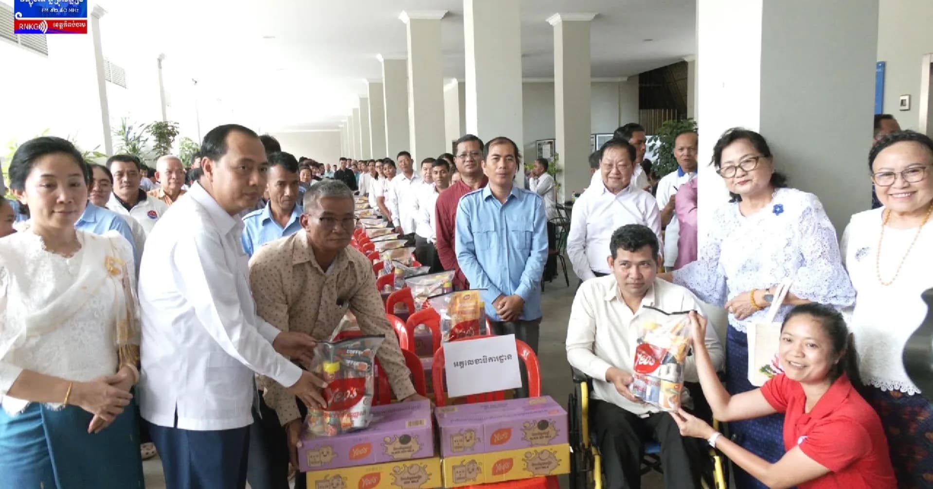 (វិដេអូ) ឯកឧត្តម នេត្រ ភក្ត្រា រដ្ឋមន្ត្រីក្រសួងព័ត៌មាន និងលោកជំទាវ ទុយ សិរីរតនៈ ប្រធានកិត្តិយសសាខាសមាគមនារីកម្ពុជាដើម្បីសន្តិភាព និងអភិវឌ្ឍន៍ក្រសួងព័ត៌មាន បានអញ្ជើញចែកអំណោយរបស់ក្រុមហ៊ុន យ៉ូស (Yeo’s) ជូនមន្ត្រីរាជការ មន្ត្រីជាប់កិច្ចសន្យា និងនិវត្តជន