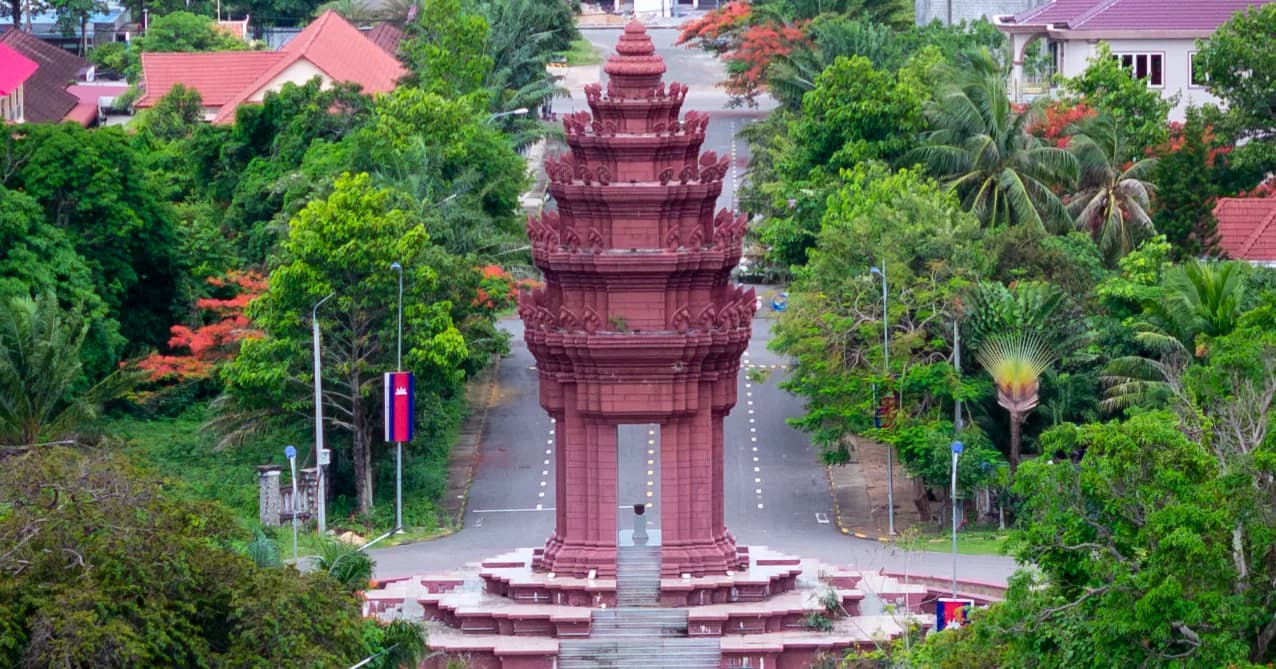 «វិមានឯករាជ្យខេត្តកែប ជានិមិត្តរូបនៃការទទួលបានឯករាជ្យជាតិ  អមដោយម្លប់បៃតងដ៏ស្រស់ត្រកាល»