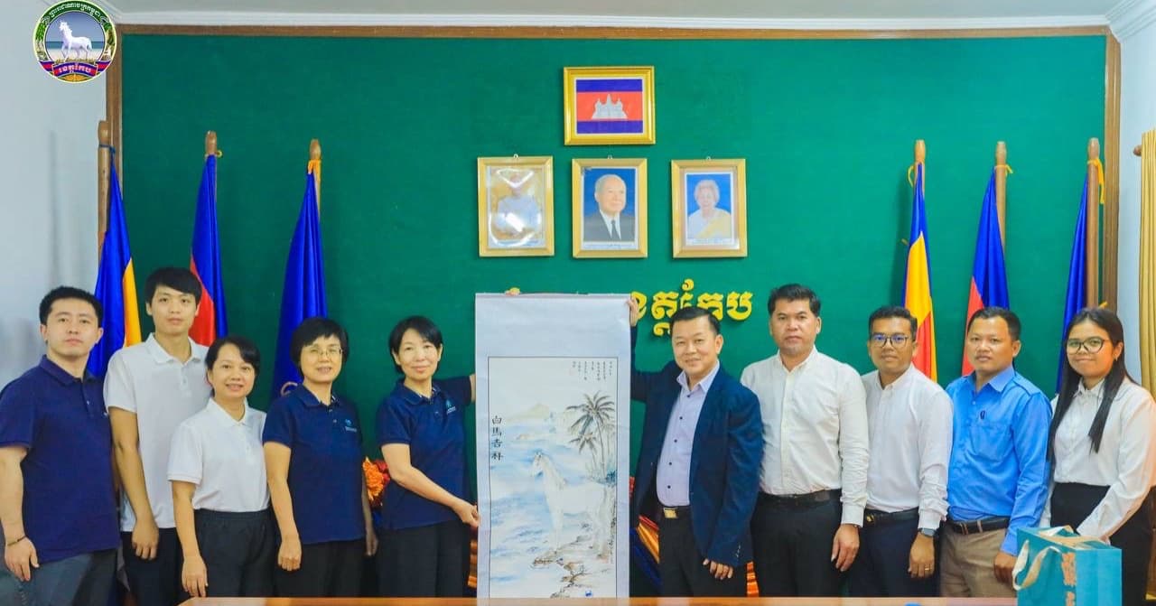 កែប៖ លោក ប៊ុន យោង អភិបាលរងខេត្តតំណាងដ៏ខ្ពង់ខ្ពស់ ឯកឧត្តមបណ្ឌិត សោម ពិសិដ្ឋ អភិបាលនៃគណៈអភិបាលខេត្តកែប បានផ្ដល់កិច្ចស្វាគមន៍ជូនដល់ ក្រុមប្រតិភូ មូលនិធិប្រទេសចិនដើម្បីសន្តិភាព និងការអភិវឌ្ឍ ដឹកនាំដោយលោកស្រី Wang Yahui នាយកប្រតិបត្តិគម្រោងមូលនិធិប្រទេសចិនដើម្បីសន្តិភាពនិងការអភិវឌ្ឍ