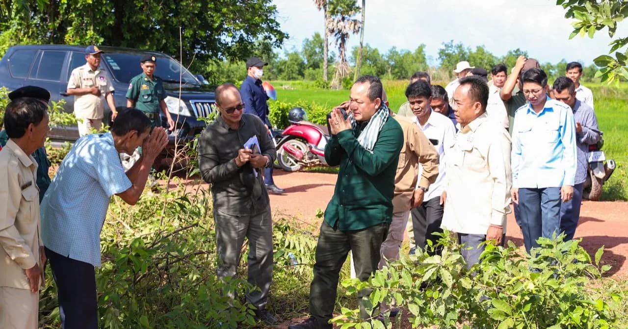ឯកឧត្តមបណ្ឌិត សោម ពិសិដ្ឋ អភិបាលនៃគណៈអភិបាលខេត្ត អញ្ជើញជាអធិបតីភាពដ៏ខ្ពង់ខ្ពស់ក្នុងកម្មវិធីផ្សព្វផ្សាយ និងការអនុវត្តន៍បង្ហាញ បច្ចេកទេសដោយប្រើប្រាស់ឧបករណ៍ និងម៉ាស៊ីនស្ទូងស្រូវ សម្រាប់គាំទ្រដល់ប្រជាកសិករក្នុងខេត្តកែប ស្ថិតក្នុងភូមិទួលសាងាំ ឃុំអង្គោល ស្រុកដំណាក់ចង្អើរ ខេត្តកែប