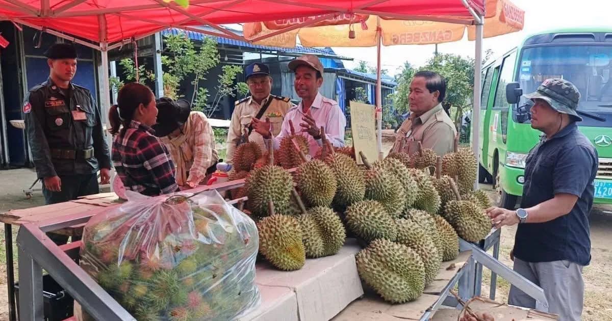 អាជ្ញាធរស្រុកសំឡូត បន្តបើកយុទ្ធនាការក្តៅ ចុះរឹតបន្តឹងតូបទុរេនជាង ៦០ ទីតាំង ដើម្បីការពារម៉ាកសញ្ញា «ទុរេនសំឡូតពិតប្រាកដ»។
