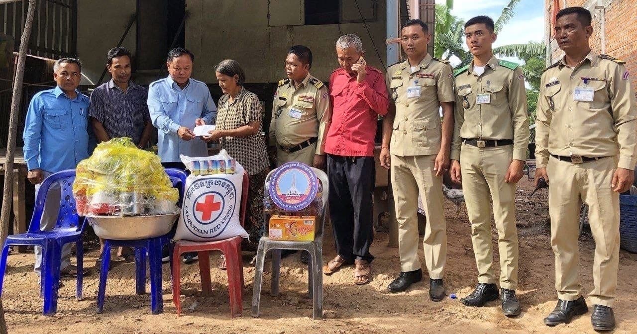 គណៈកម្មាធិការ អ.ន.ក ស្រុកកងមាស ចុះសួរសុខទុក្ខ ឧបត្ថម្ភថវិកា និងសម្ភារៈមួយចំនួន ដល់អតីតយុទ្ធជន និងនិវត្តជនកម្ពុជាស្រុក មានជីវភាពខ្វះខាត និងមានជំងឺប្រចាំកាយ
