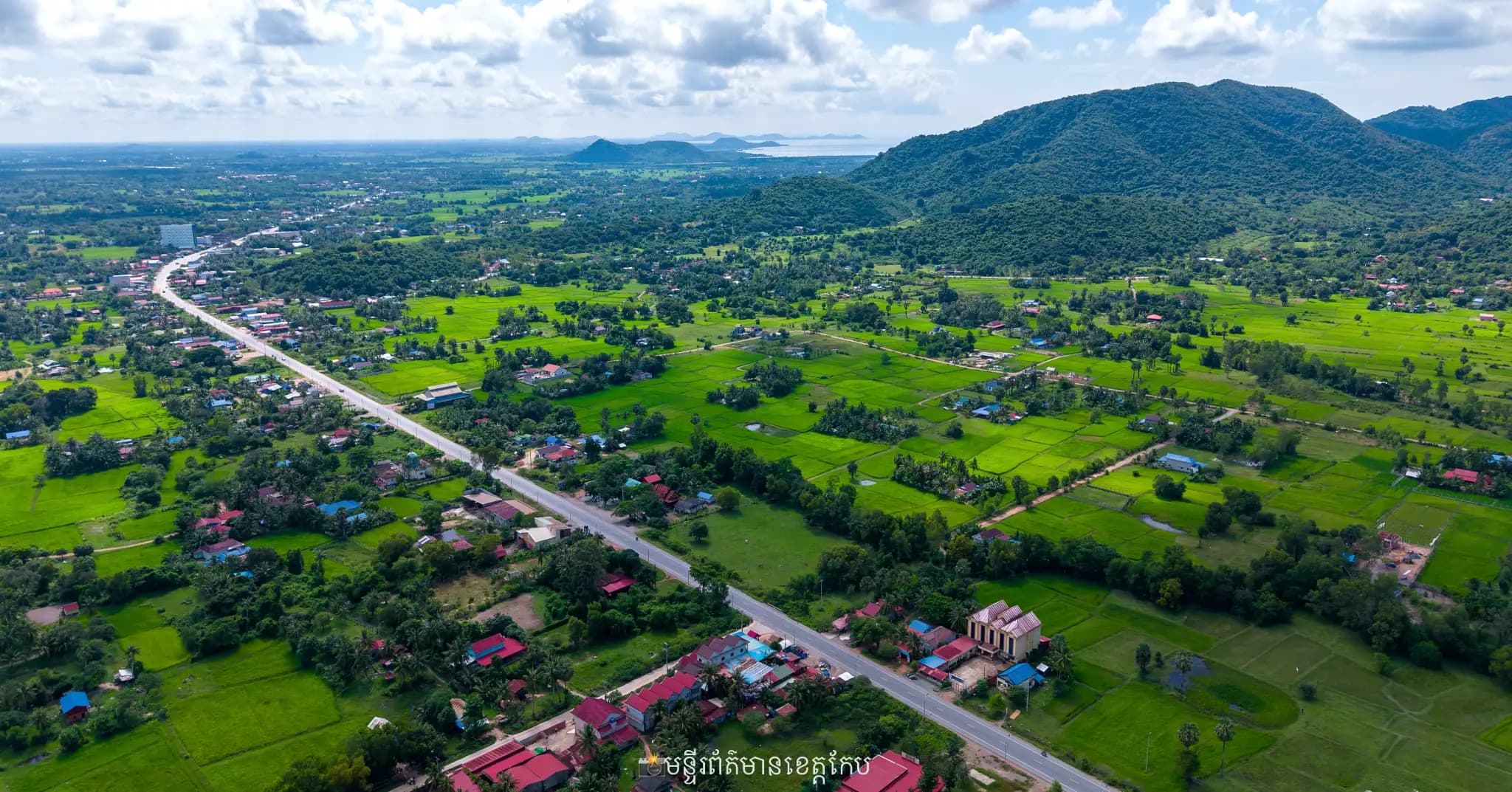 ផ្លូវជាតិ​លេខ៣៣ ឆ្លងកាត់ទីប្រជុំជនភូមិកំពង់ត្រឡាច និងភូមិដំណាក់ចង្អេីរ​ សង្កាត់ព្រៃធំ ក្រុងកែប ខេត្តកែប