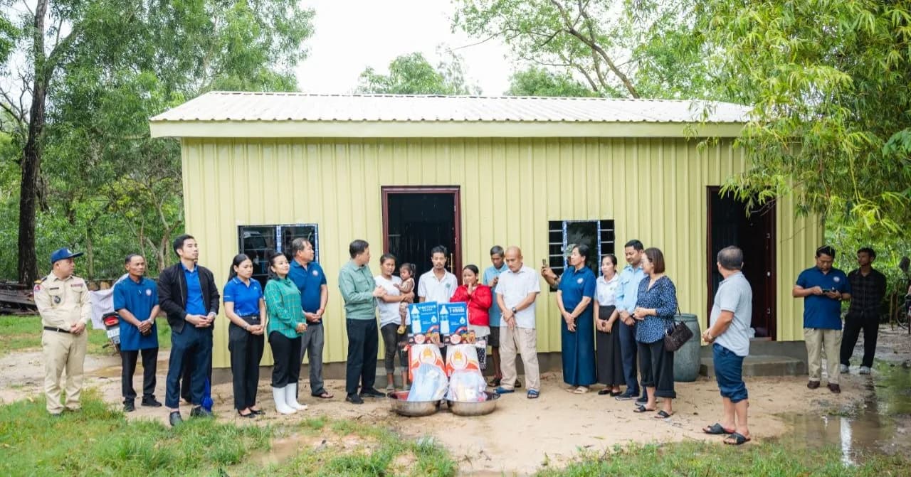 ឯកឧត្តម លាង មុន្នីរិទ្ធ ប្រធានក្រុមការងាររាជរដ្ឋាភិបាលចុះមូលដ្ឋានក្រុងកែប និងលោកជំទាវ សាយ ចាន់ណាក់ បានអញ្ជើញប្រគល់លំនៅឋានថ្មីមួយខ្នង ជូនគ្រួសារប្រជាពលរដ្ឋមានជីវភាពខ្វះខាត ចំនួន២គ្រួសារ គឺលោក ហែម តឹក (ឪពុក) និងលោក អ៊ុន តាំ (កូន) រស់នៅក្រុងកែប ខេត្តកែប