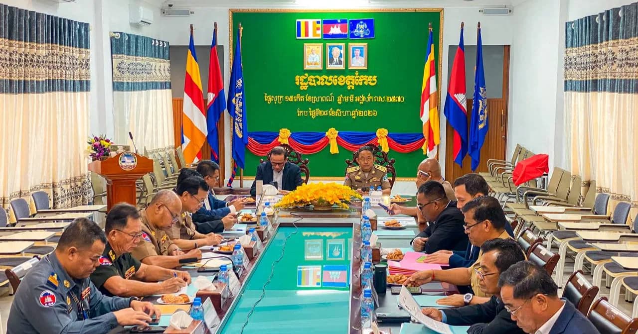 កែប ៖ ឯកឧត្តម អ៊ុកថា ប្រធានក្រុមប្រឹក្សាខេត្ត និង លោក អុឹម បញ្ញារិទ្ធិ អភិបាលខេត្តស្តីទី បានដឹកនាំថ្នាក់ដឹកនាំខេត្ត ចូលរួមក្នុងកិច្ចប្រជុំពេញអង្គគណៈរដ្ឋមន្ត្រី តាមរយៈប្រព័ន្ធបញ្ជូនរូបភាព និងសម្លេង (Video Zoom) នៅសាលប្រជុំក្រឹម្សាខេត្ត