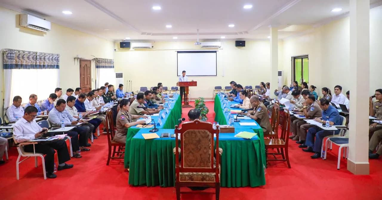 លោក អ៉ឹម បញ្ញារិទ្ធិ អភិបាលខេត្តស្តីទី អញ្ជើញជាអធិបតីក្នុងកិច្ចប្រជុំបូកសរុបរបាយការណ៍លទ្ធផល ការងារប្រចាំខែសីហា និងលើកទិសដៅអនុវត្តការងារខែបន្ទាប់ ឆ្នាំ២០២៦ របស់រដ្ឋបាលខេត្តកែប  នៅសាលប្រជុំតូចសាលាខេត្ត