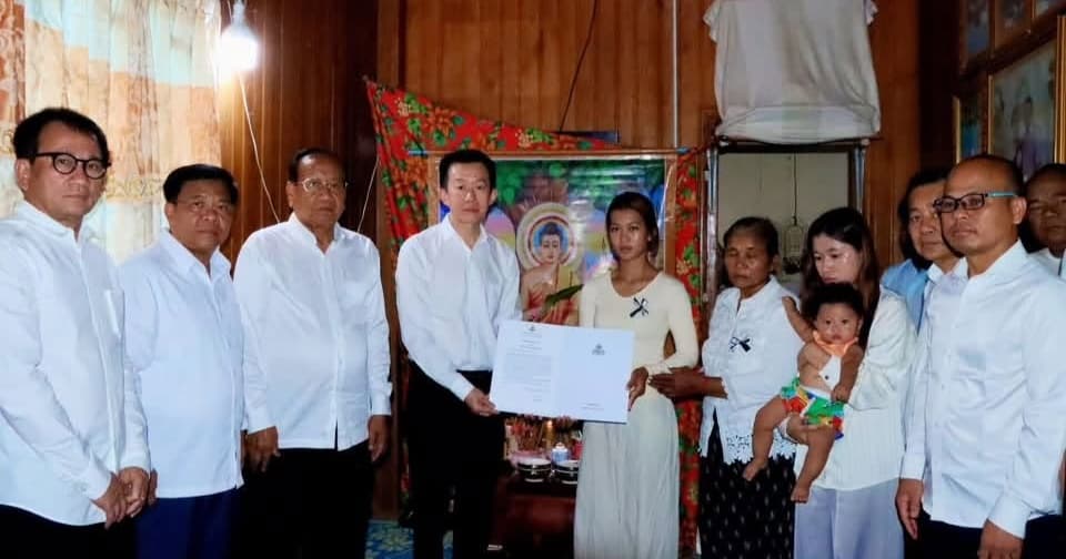 សម្តេចធិបតី ហ៊ុន ម៉ាណែត ចូលរួមរំលែកមរណទុក្ខ និងផ្តល់ថវិកា ៤០លានរៀល ដល់គ្រួសារសព វីរកងទ័ពជួរមុខ ជួបគ្រោះថ្នាក់ចរាចរណ៍
