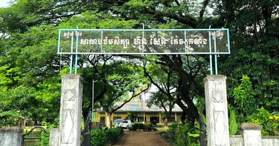 កុមារ និងធម្មជាតិ 🌳🌿 ដើមចន្ទគិរីធំៗ បន្តផ្តល់ម្លប់ត្រជាក់ និងបរិយាកាសស្រស់ស្រាយដល់កុមារ នៅសាលាបឋមសិក្សា ហ៊ុន សែន កែវក្រសាំង សង្កាត់កែប ក្រុងកែប ជួយបង្កើតបរិយាកាសសិក្សាប្រកបដោយភាពកក់ក្តៅ និងជិតស្និទ្ធជាមួយធម្មជាតិ។