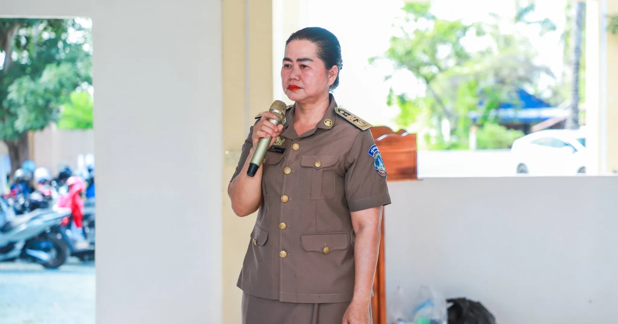 នៅសាលាស្រុកដំណាក់ចង្អើរ៖ ក្រុមការងារលេខាធិការដ្ឋាននៃគណៈកម្មាធិការត្រួតពិនិត្យគ្រឿងញៀនខេត្ត ដឹកនាំដោយលោកស្រី គឹម ចន្នី អភិបាលរងខេត្តកែប និងជាប្រធានលេខាធិការដ្ឋាន បានចុះធ្វើតេស្តរហ័សរកសារធាតុញៀនតាមរយៈទឹកមូត្រ ជូនមន្រ្តីរាជការ មន្រ្តីកិច្ចសន្យារដ្ឋបាលស្រុក ៕