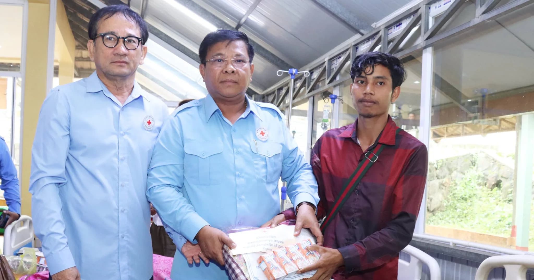 សាខាកាកបាទក្រហមកម្ពុជា ខេត្តមណ្ឌលគិរី ចុះសួរសុខទុក្ខ និងនាំយកអំណោយមនុស្សធម៌ ផ្តល់ជូនអ្នកជំងឺគ្រុនឈាម កំពុងសម្រាកព្យាបាលនៅមន្ទីរពេទ្យបង្អែកខេត្ត