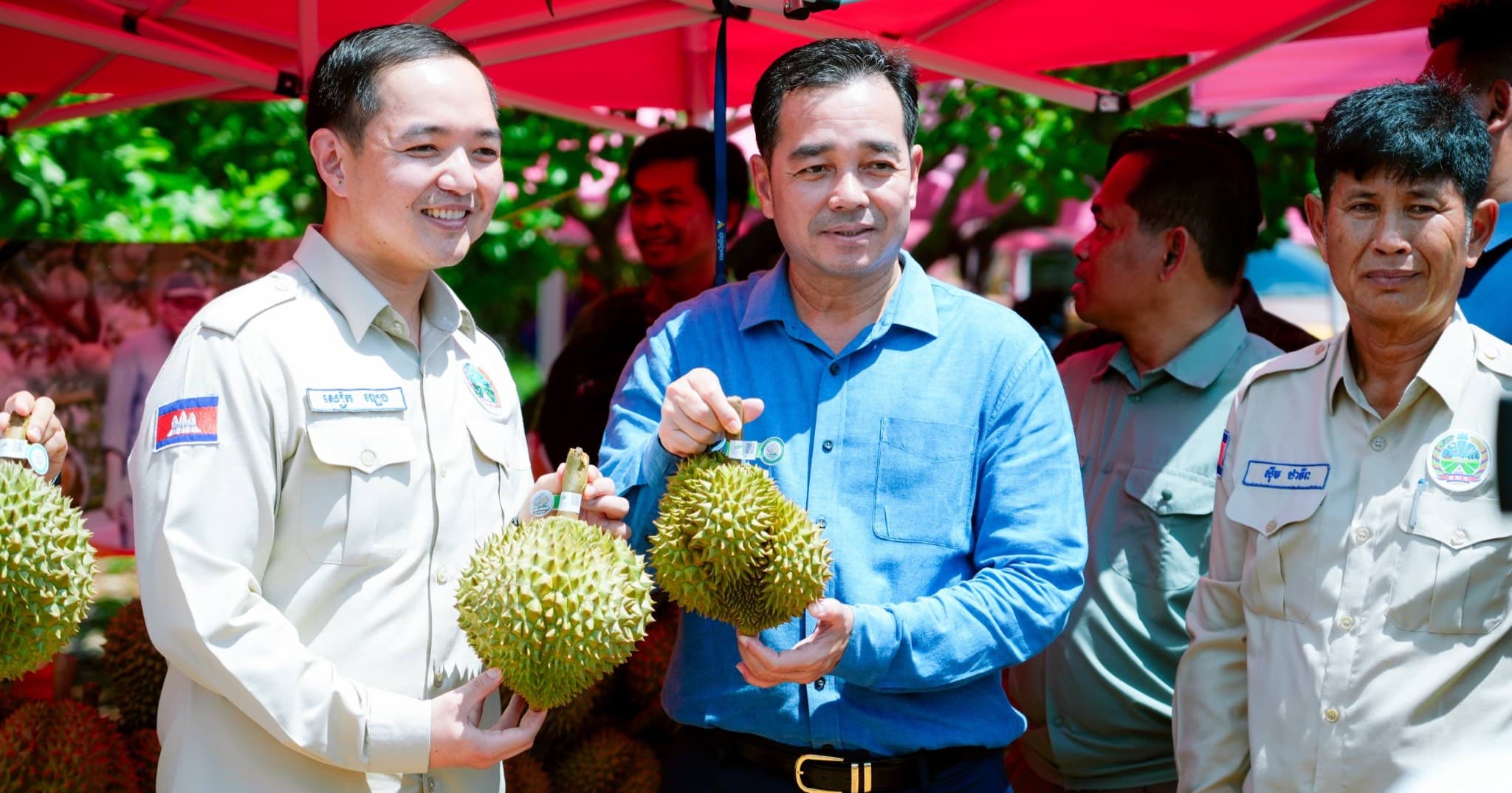 អភិបាលខេត្តកំពង់ចាម អំពាវនាវដល់សហគមន៍ទុរេនបែកអន្លូង ចូលរួមទប់ស្កាត់កុំឲ្យមានលំហូរទុរេនពីក្រៅចូលក្នុង