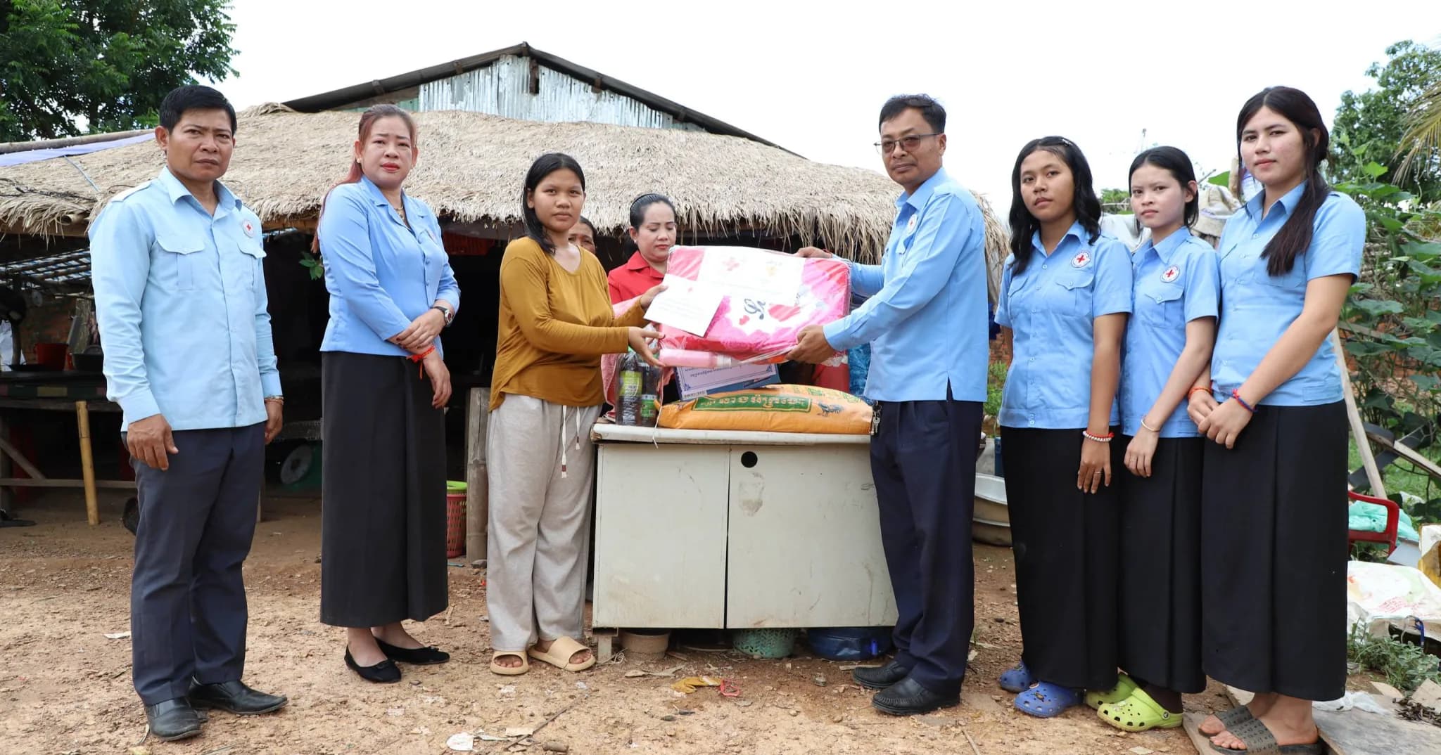 គ្រួសារងាយរងគ្រោះបំផុតចំនួន ៦គ្រួសារ និងវត្តអារាមចំនួន ២ ទទួលបានអំណោយមនុស្សធម៌ពី ឯកឧត្តម អ្នកឧកញ៉ា អ៉ឹង ស៊ីតាតវីរៈ និងលោកជំទាវ