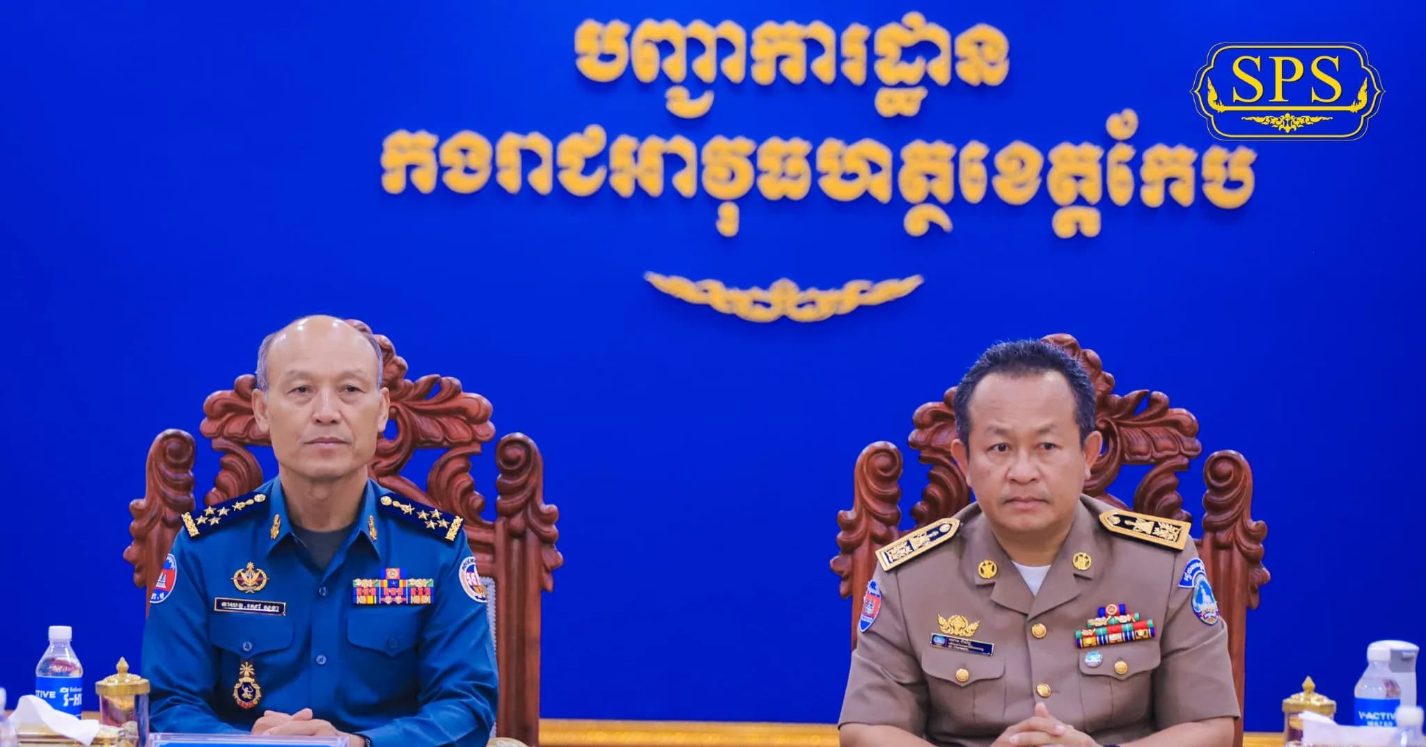 ឯកឧត្តមនាយឧត្តមសេនីយ៍ សៅ សុខា អគ្គមេបញ្ជាការរងកងយោធពលខេមរភូមិន្ទ និងជាមេបញ្ជាការកងរាជអាវុធហត្ថលើផ្ទៃប្រទេស និងឯកឧត្ដមបណ្ឌិត សោម ពិសិដ្ឋ អភិបាលនៃគណៈអភិបាលខេត្តកែប បានអញ្ជើញជួបសំណេះសំណាលជាមួយកងរាជអាវុធហត្ថខេត្តកែប ក្នុងឱកាសពិធីបុណ្យភ្ជុំបិណ្ឌ ប្រពៃណីជាតិខ្មែរ ៕