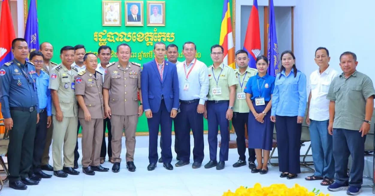 ខេត្តកែប៖ ឯកឧត្តមបណ្ឌិត សោម ពិសិដ្ឋ អភិបាល នៃគណៈអភិបាលខេត្តកែប បានអញ្ជើញដឹកនាំកិច្ចប្រជុំពិភាក្សាការងារជាមួយ ឯកឧត្តម ណុះ ស្លេះ រដ្ឋលេខាធិការក្រសួងអប់រំ យុវជន និងកីឡា និងជាប្រធានគណៈមេប្រយោគទូទាំងប្រទេសប្រចាំខេត្តកែប ដើម្បីត្រៀមលក្ខណៈរៀបចំការប្រឡងសញ្ញាបត្រមធ្យមសិក្សាទុតិយភូមិ