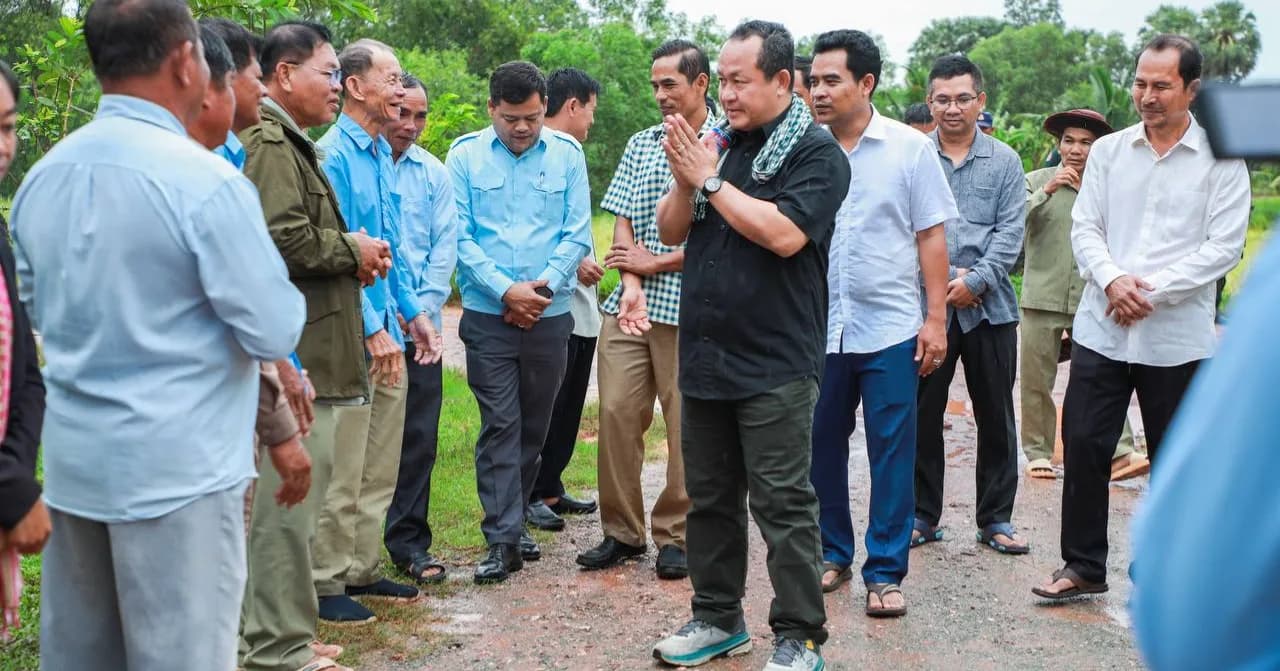 កែប៖ នៅព្រឹកថ្ងៃទី១៨ ខែសីហា ឆ្នាំ២០២៦ ឯកឧត្តមបណ្ឌិត សោម ពិសិដ្ឋ អភិបាល នៃគណៈអភិបាលខេត្តកែប បានអញ្ជើញចុះពិនិត្យ និងស្វែងយល់ពីការចិញ្ចឹមមាន់ និងក្រួចបែបធម្មជាតិ របស់កសិករ ស្ថិតនៅភូមិទួលសាងាំ ឃុំអង្កោល ស្រុកដំណាក់ចង្អើរ ខេត្តកែប។