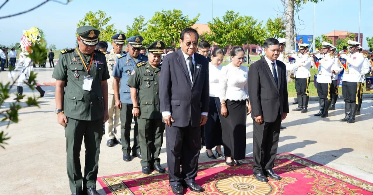 គណៈប្រតិភូខេត្តមណ្ឌលគិរី អញ្ជើញដាក់កម្រងផ្កាគោរពវិញ្ញាណក្ខន្ធ វីរយុទ្ធជន វីរយុទ្ធនារី និងប្រជាជនកម្ពុជា នៅតំបន់ប្រវត្តិសាស្ត្រយោធាតេជោ-កោះថ្ម (X16)