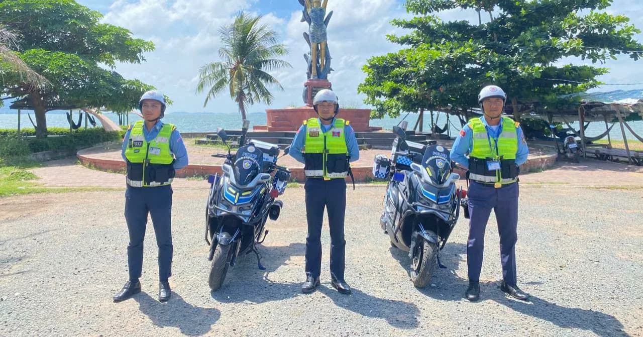 កម្លាំងនគរបាលចរាចរណ៍ចេញល្បាត តាមដងផ្លូវរក្សាសន្តិសុខ និងរៀបចំសណ្ដាប់ធ្នាប់ ជូនប្រជាពលរដ្ឋ និងភ្ញៀវទេសចរណ៍
