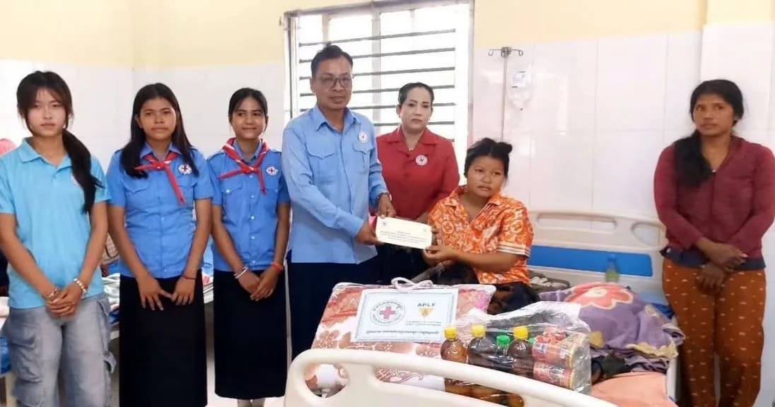 ទើបសម្រាលចំនួន ៤គ្រួសារ ដែលមានជីវភាពខ្វះខាត ទទួលបានឃីតមនុស្សធម៏ពីកាកបាទក្រហមកម្ពុជាខេត្ត