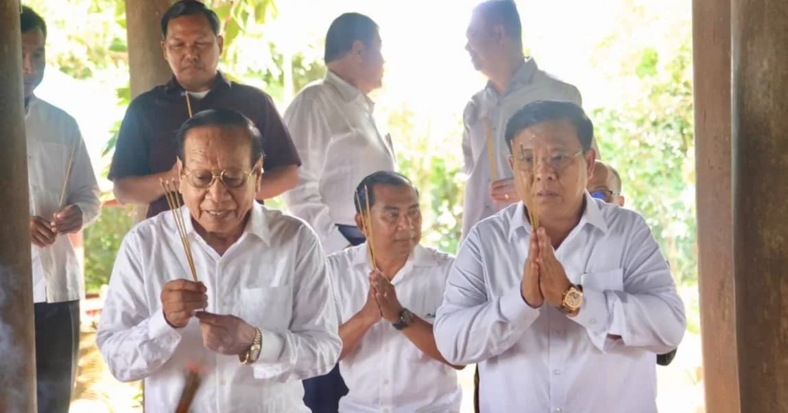 ថ្នាក់ដឹកនាំខេត្តមណ្ឌលគិរី អញ្ជើញអុជធូបបួងសួងសុំសេចក្តីសុខសន្តិភាព និងសិរីសួស្តី នៅភ្នំដោះក្រមុំ