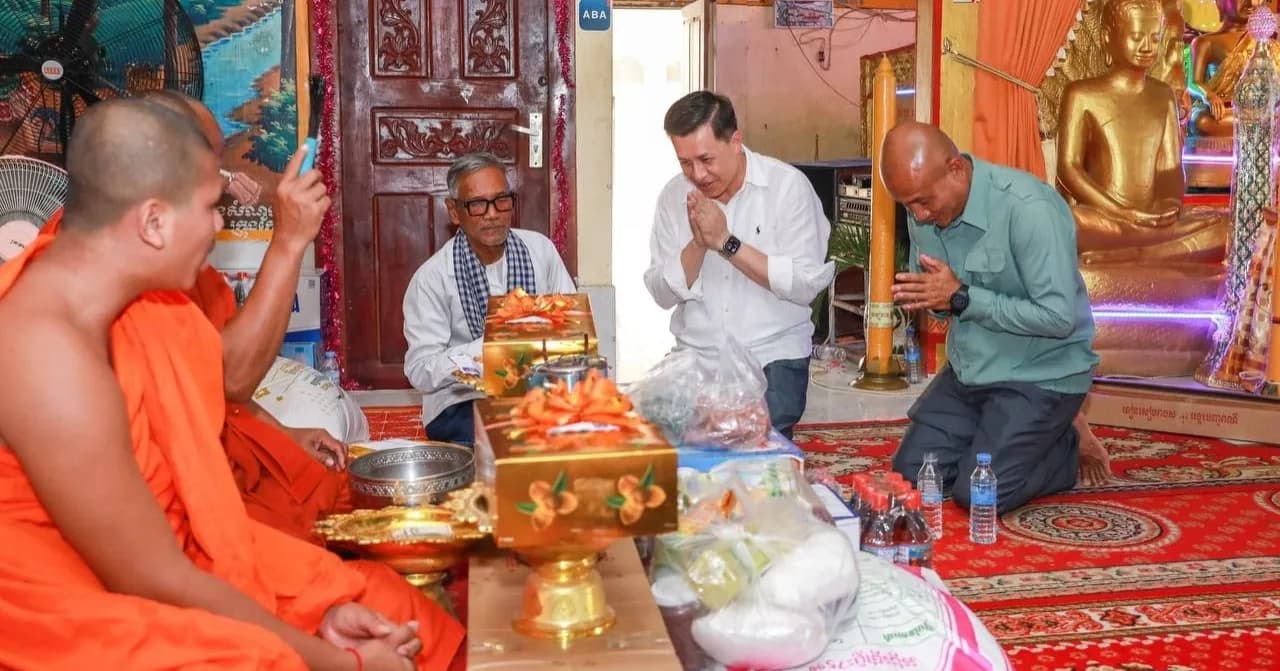 ឯកឧត្តម លាង មុនីរិទ្ធ ប្រធានក្រុមការងាររាជរដ្ឋាភិបាលចុះមូលដ្ឋានក្រុងកែប និងស្រុកដំណាក់ចង្អើរ ខេត្តកែប នាំយកទេយ្យទានប្រគេនព្រះសង្ឃគង់ចាំព្រះវស្សា