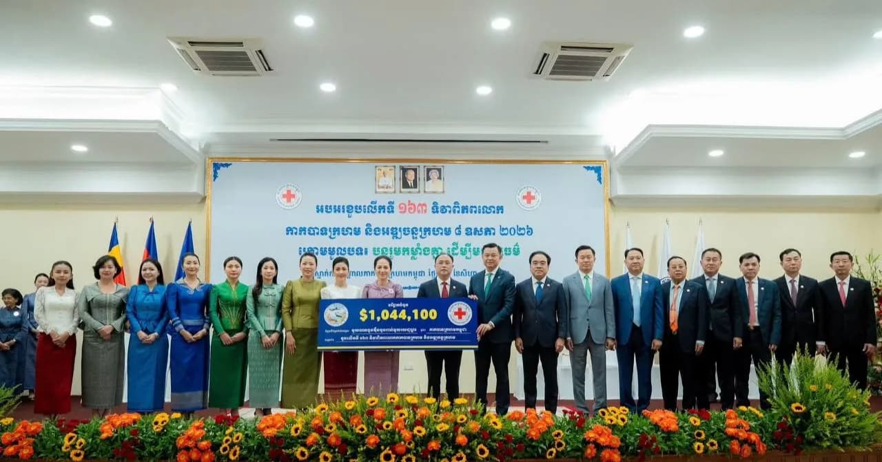 លោកជំទាវបណ្ឌិត ពេជ ចន្ទមុន្នី ហ៊ុនម៉ាណែតតំណាងដ៏ខ្ពង់ខ្ពស់ សម្តេចកិត្តិព្រឹទ្ធបណ្ឌិត ប៊ុន រ៉ានី ហ៊ុនសែន ប្រធានកាកបាទក្រហមកម្ពុជា មានសេចក្តីរីករាយឥតឧបមាបានមកជួបសំណេះសំណាល និងចូលរួមប្រគល់-ទទួលថវិកាឧបត្ថម្ភចំនួន 1,044,100 USD (មួយលាន សែសិបបួនពាន់ មួយរយដុល្លារអាមេរិកគត់) ពីថ្នាក់ដឹកនាំ និងសមាជិក-សមាជិកា